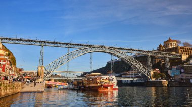 09 Aralık, 2018 -, Porto, Portekiz: Dom Luiz bridge ile tarihi kenti. Metro bir tren köprüde görülebilir