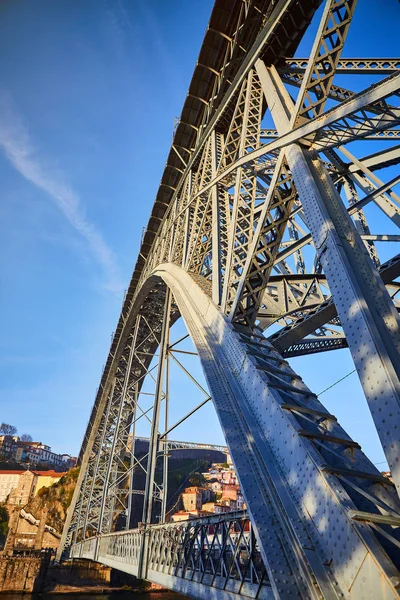 Vista de la histórica ciudad de Oporto, Portugal con el puente Dom Luiz. Un tren de metro se puede ver en el puente —  Fotos de Stock