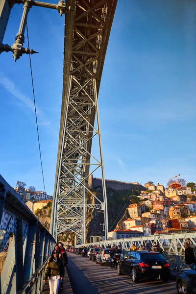 09 de diciembre de 2018 - Oporto, Portugal: Vista de la ciudad histórica con el puente Dom Luiz. Un tren de metro se puede ver en el puente —  Fotos de Stock