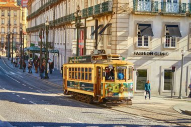 Porto, Portekiz, 09, Aralık, 2018: Porto ile şehrin sembolü hareketli ahşap tarihi vintage sokak tramvay. Yerli halk ve turistler için ilginç cazibe için vazgeçilmez taşıma