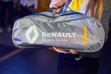 Vinnitsa, Ukrayna - 21 Mart 2018. Renault araba seyahat için acil durum araçları çantada