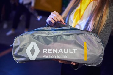 Vinnitsa, Ukrayna - 21 Mart 2018. Renault araba seyahat için acil durum araçları çantada