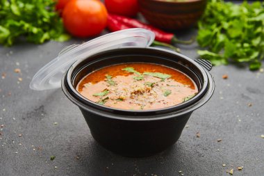 Et ve karanlık taş zemin üzerine pirinç ile geleneksel Gürcü çorbası Kharcho