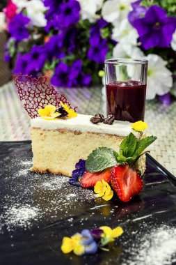 lezzetli bisküvi kek çilek tarafından dekore edilmiş tereyağı krema ile