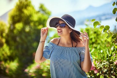 Bodrum, Türkiye'de güneşli gün, mavi gökyüzü ile deniz manzaralı zevk plaj şapkalı güzel bir kadın. Tatil açık havada deniz manzarası yaz seyahat kavramı