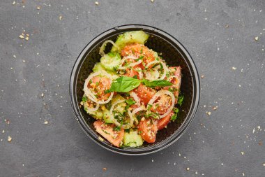 Taze bahar Detoks karışımı salata domates, salatalık ve soğan gibi sebzeler