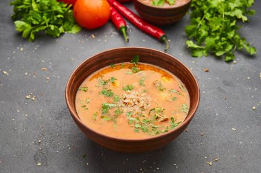 Et ve karanlık taş zemin üzerine pirinç ile geleneksel Gürcü çorbası Kharcho