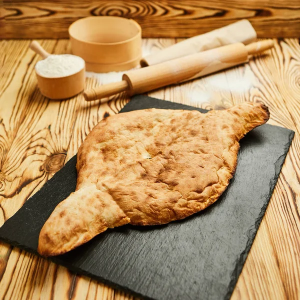 Традиционный грузинский домашний хлеб пури — стоковое фото