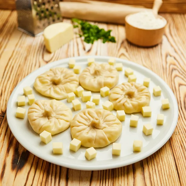 Gruziński pierogi Chinkali z serem, Zieloni i pomidor pikantny sos Satsebeli na białym talerzu — Zdjęcie stockowe
