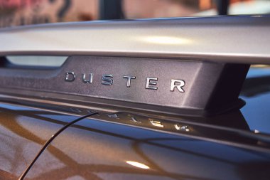 Vinnitsa, Ukrayna-Nisan 02, 2019. Renault Duster-showroom yeni model araba sunumu-logo