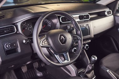 Vinnitsa, Ukrayna-Nisan 02, 2019. Renault Duster-showroom yeni model araba sunumu-direksiyon simidi ve pano görünümü
