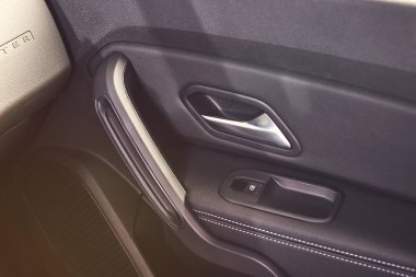 Vinnitsa, Ukrayna-Nisan 02, 2019. Renault Duster-showroom yeni model araba sunumu-iç kapı kolu