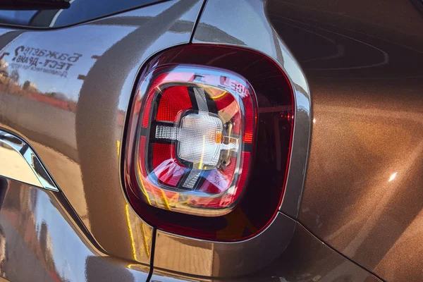 Винница, Украина - 02 апреля 2019 года. Renault Duster - презентация новой модели автомобиля в выставочном зале - задняя фара — стоковое фото