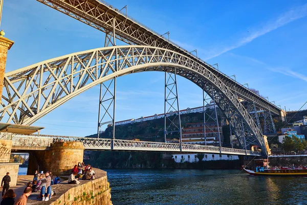 09 декабря 2018 г. - Порту, Португалия: Вид на исторический город с моста Дома Луиса. На мосту можно увидеть поезд метро — стоковое фото