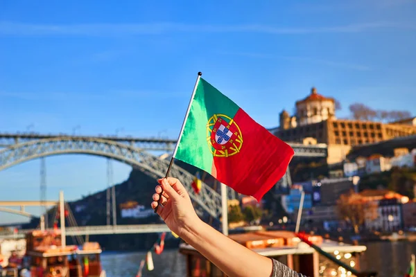 Portekizce Dom Luis Ponte de köprünün arka plan Portekiz bir sembolü olarak bayrak ben Porto Doure Nehri yakınında dolgu üzerinde