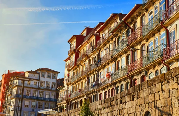 Kleurrijke huizen van Porto Ribeira, de traditionele gevels, de oude veelkleurige gebouwen met rode dakpannen aan de kade in de stad, Portugal — Stockfoto