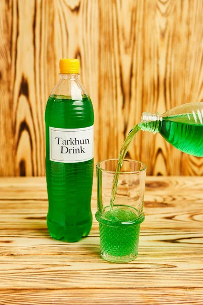 Gelas penuh dengan tarkhun hijau menyala, buatan sendiri di Georgia, minuman tradisional, resep otentik — Stok Foto