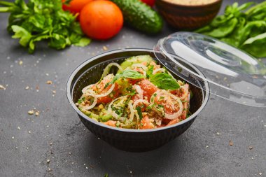 Taze bahar Detoks karışımı salata domates, salatalık ve soğan gibi sebzeler