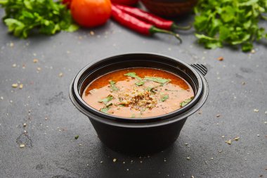 Et ve karanlık taş zemin üzerine pirinç ile geleneksel Gürcü çorbası Kharcho