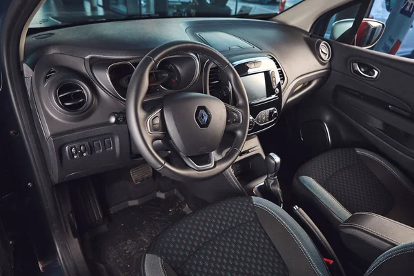 Vinnitsa, Ukrayna-Nisan 02, 2019. Renault Captur-showroom yeni model araba sunumu-iç içinde — Stok fotoğraf