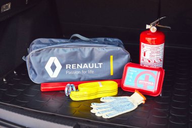 Vinnitsa, Ukrayna-Nisan 02, 2019. Renault Duster-showroom yeni model sunumu-bagajda yatan acil araç Aracı kutusu 