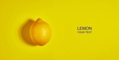 Sarı arka planda limon yapılmış yaratıcı düzeni. Düz yatıyordu, üst görünüm, kopya alanı. Gıda konsepti.