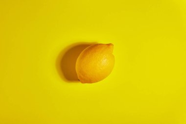 Sarı arka planda limon. Düz yatıyordu, üst görünüm, kopya alanı. Gıda konsepti.