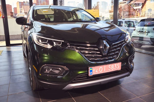 Βιννίτσα, Ουκρανία-04 Απριλίου, 2019. Renault Kadjar-νέα παρουσίαση μοντέλο αυτοκινήτου σε εκθεσιακός χώρος-μπροστινή όψη — Φωτογραφία Αρχείου