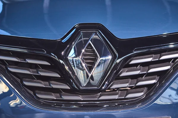 Vinnitsa, Ukrajna-április 02, 2019. Renault Captur-új modell autó bemutatása a bemutatóteremben-logo — Stock Fotó