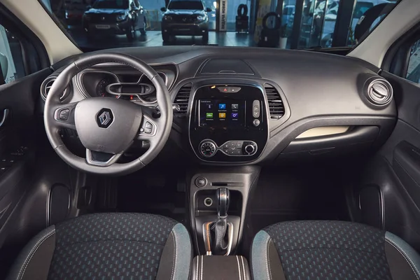 Vinnitsa, Ukraine - 02 avril 2019. Renault Captur - présentation du nouveau modèle de voiture dans le showroom - intérieur intérieur — Photo