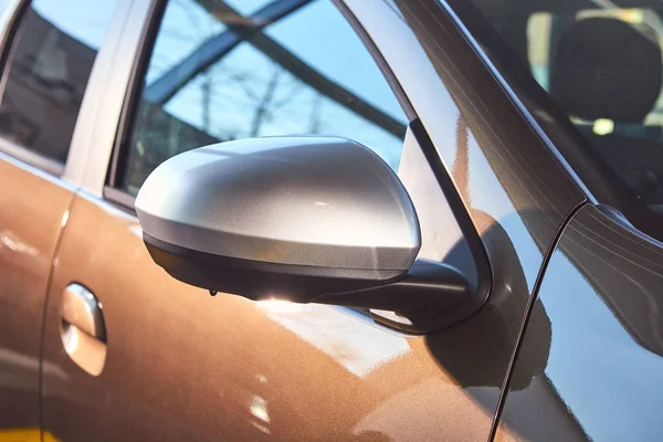 Vinnitsa, Ukrayna-Nisan 02, 2019. Renault Duster-showroom-yan ayna yeni model araba sunumu