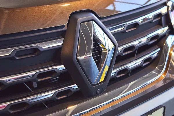 Vinnitsa, Ucrania - 02 de abril de 2019. Renault Duster - presentación del nuevo modelo de coche en la sala de exposición - logo —  Fotos de Stock