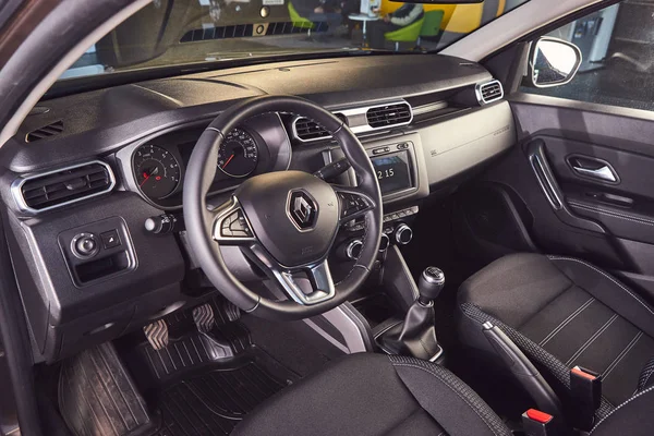 Винница, Украина - 02 апреля 2019 года. Renault Duster - презентация новой модели автомобиля в салоне - рулевое колесо и приборная панель — стоковое фото