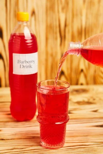 Gelas penuh dengan minuman barberry merah, buatan sendiri di Georgia, resep otentik — Stok Foto