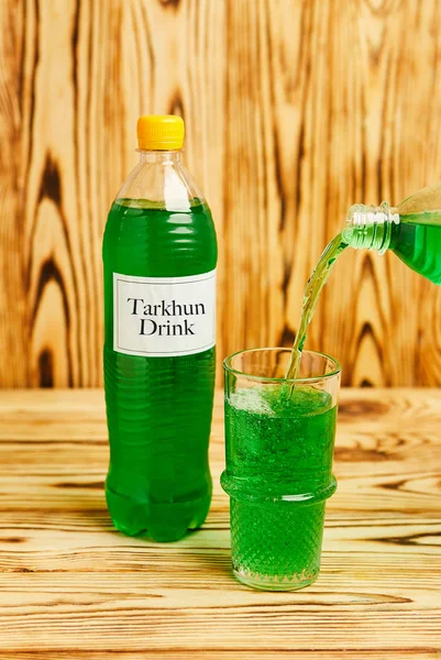 Gelas penuh dengan tarkhun hijau menyala, buatan sendiri di Georgia, minuman tradisional, resep otentik — Stok Foto