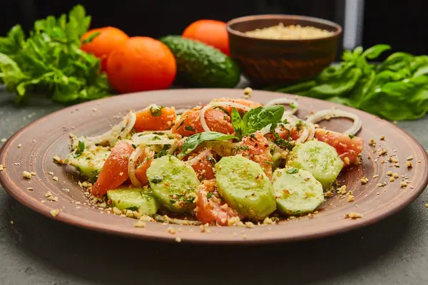 Primavera fresca disintossicazione mescolare insalata con verdure come pomodori, cetrioli e cipolla — Foto Stock