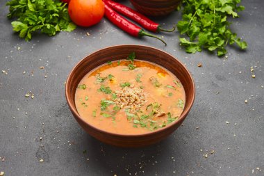 Et ve karanlık taş zemin üzerine pirinç ile geleneksel Gürcü çorbası Kharcho