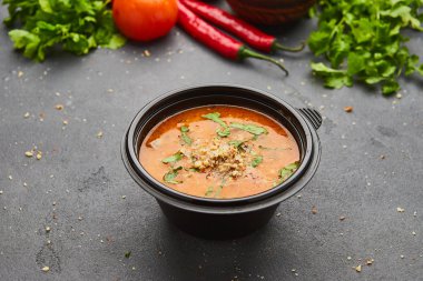 Et ve karanlık taş zemin üzerine pirinç ile geleneksel Gürcü çorbası Kharcho