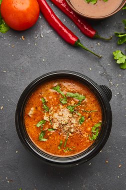 Et ve karanlık taş zemin üzerine pirinç ile geleneksel Gürcü çorbası Kharcho