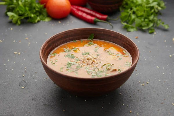 Et ve karanlık taş zemin üzerine pirinç ile geleneksel Gürcü çorbası Kharcho