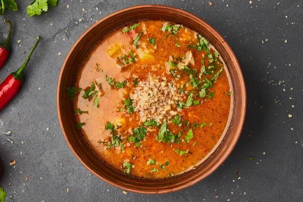 Et ve karanlık taş zemin üzerine pirinç ile geleneksel Gürcü çorbası Kharcho