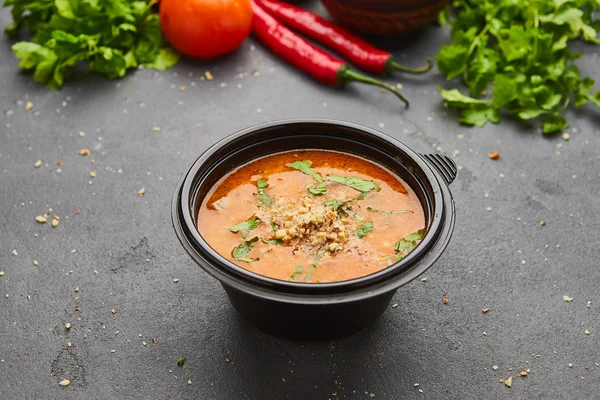 Et ve karanlık taş zemin üzerine pirinç ile geleneksel Gürcü çorbası Kharcho