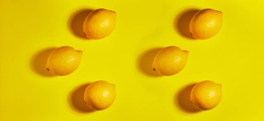 Sarı arka planda limon. Düz yatıyordu, üst görünüm, kopya alanı. Gıda konsepti.