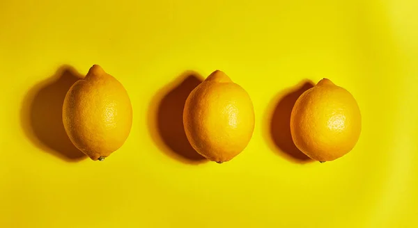 Limone su fondo giallo. Posa piatta, vista dall'alto, copiare spazio. Concetto alimentare . — Foto Stock