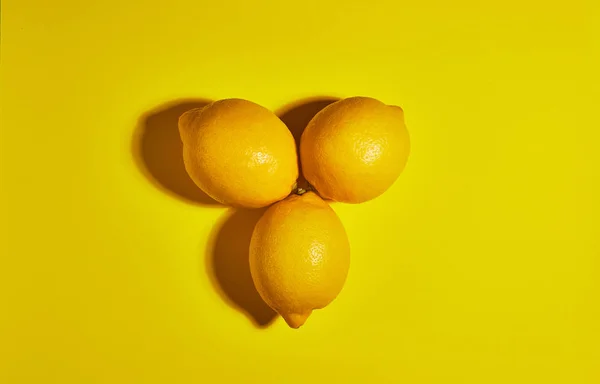 Layout creativo fatto di limone su sfondo giallo. Posa piatta, vista dall'alto, copiare spazio. Concetto alimentare . — Foto Stock