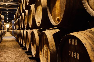İtalya, Porto, Portekiz ve Fransa 'da serin ve karanlık mahzenlere dizilmiş şarap dolu eski geleneksel ahşap fıçılar.