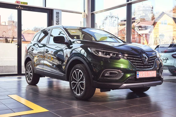 Βιννίτσα, Ουκρανία-04 Απριλίου, 2019. Renault Kadjar-νέα παρουσίαση μοντέλο αυτοκινήτου σε εκθεσιακός χώρος-μπροστινή όψη — Φωτογραφία Αρχείου