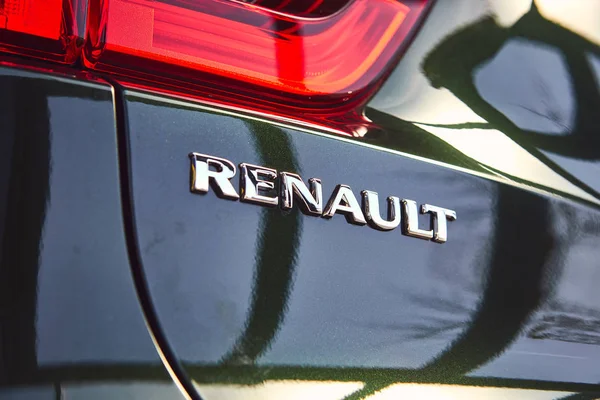 Vinnitsa, Ukraine - 04 avril 2019. Renault Kadjar - présentation du nouveau modèle de voiture dans le showroom - logo — Photo