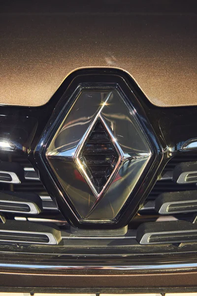 Вінниця, Україна-02 квітня 2019. Renault Logan MCV-нова модель автомобіля презентація в салоні-логотип — стокове фото