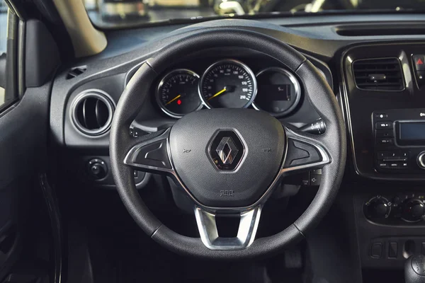Винница, Украина - 02 апреля 2019 года. Renault Logan MCV - презентация новой модели автомобиля в салоне - руль и спидометр — стоковое фото